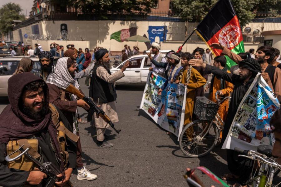 Талибы запретили СМИ освещать акции протеста в Афганистане. А демократия?