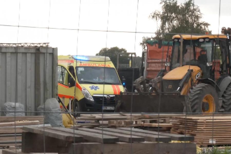 Трагедия на стройплощадке в Риге: под колесами тяжелой техники погиб рабочий