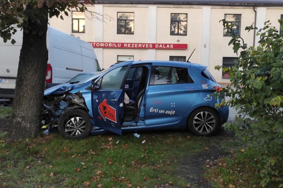 Рига:водитель каршериногово автомобиля помял чужие машины и столкнулся с деревом