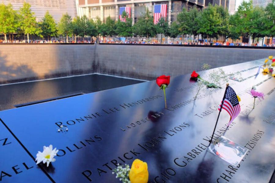 Церемония памяти жертв 11 сентября в Нью-Йорке началась со слов на русском языке
