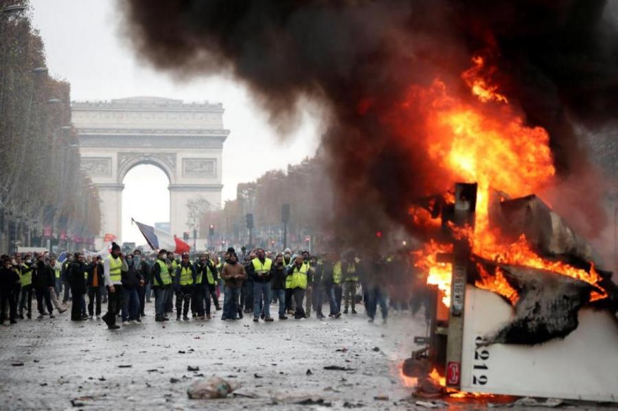 На акции протеста в Париже вспыхнули крупные беспорядки