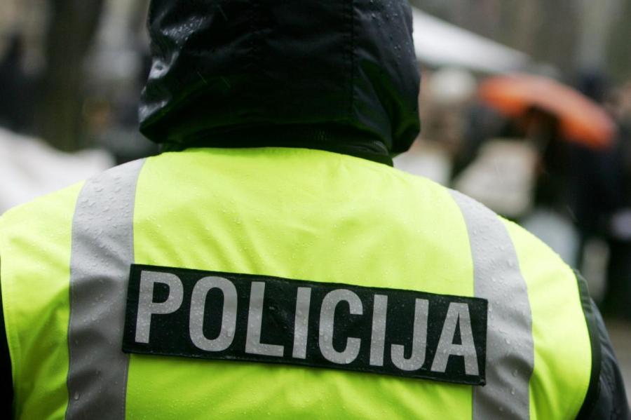 Губит людей не пиво: латвийский полицейский торговал водкой