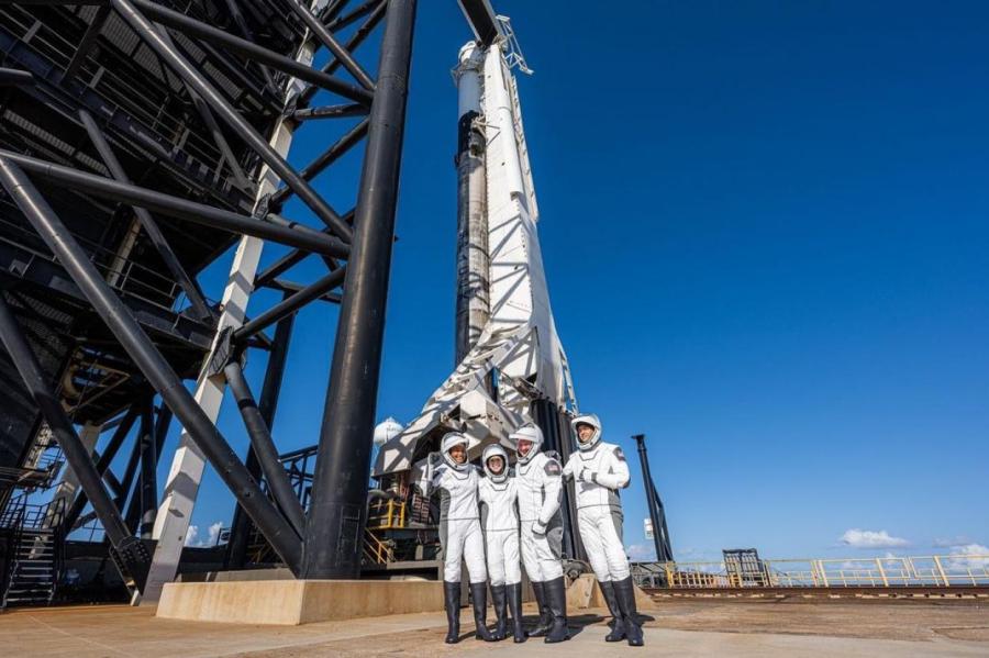 SpaceX впервые отправила на орбиту полностью гражданский экипаж