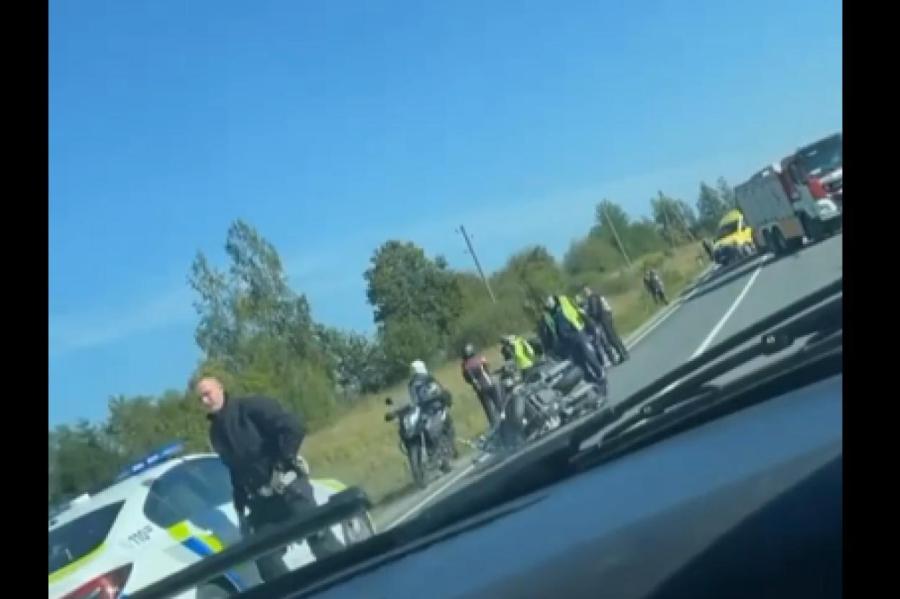 Не для слабонервных: на дороге Рига-Лиепая столкнулись мотоцикл и грузовик