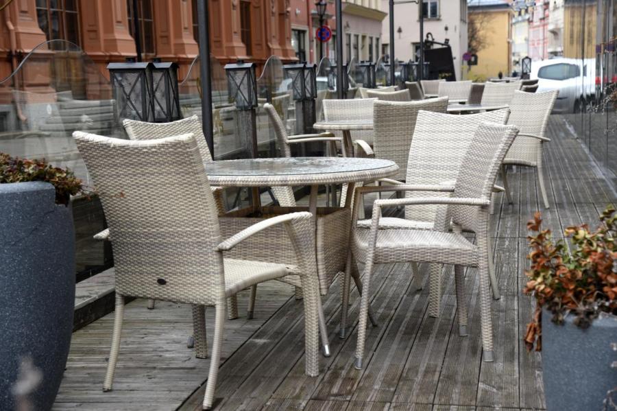 Латвийские владельцы гостиниц и ресторанов призвали быть построже с непривитыми