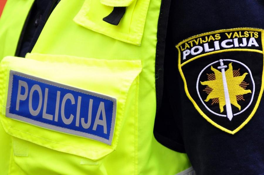 Полицейских Риги мотивируют вакцинироваться за 46 тысяч евро
