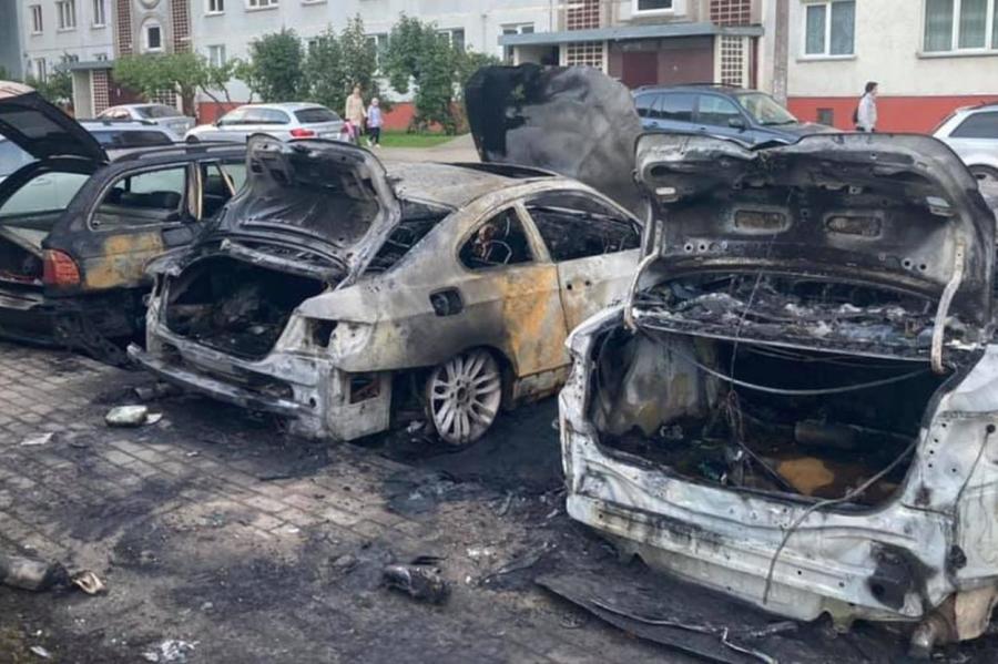 В Плявниеках за ночь сгорели четыре автомобиля