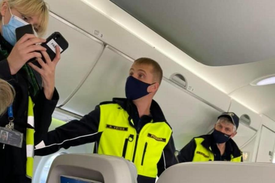 Пассажир в шоке от работы airBaltic: устроили театр абсурда на борту!
