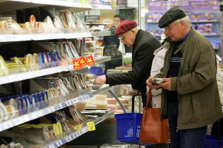 Российские миллионеры взвинтили цены на молочные продукты в Латвии