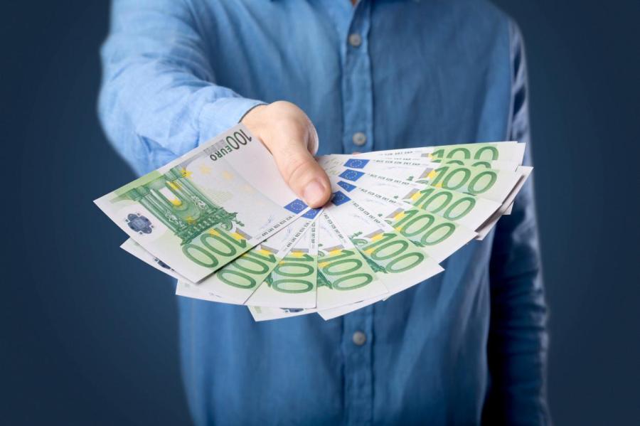 Молодые латвийцы желают получать зарплату от 800 евро и выше