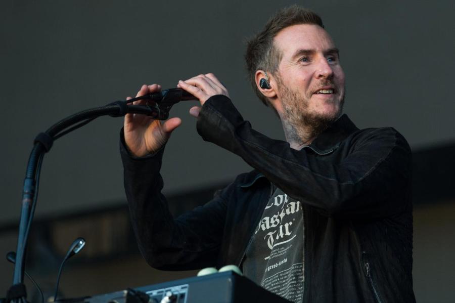 Massive Attack намекают, «кто скрывается под маской» Бэнкси?