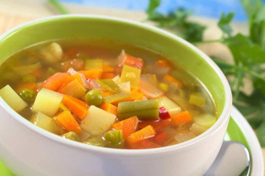 Почему за обедом сначало полезно съедать салат и суп?