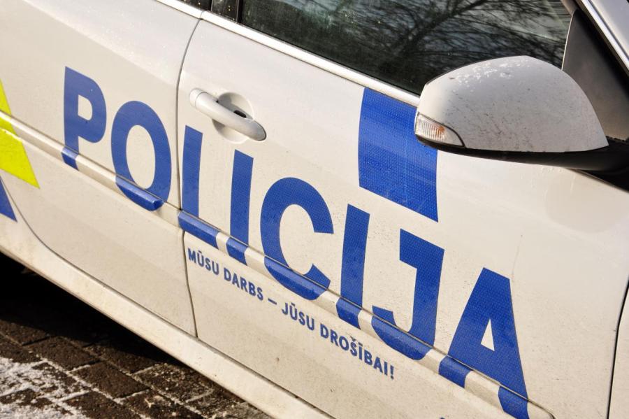 Труп в даугавпилсском подъезде: полиция задержала подозреваемых в убийстве
