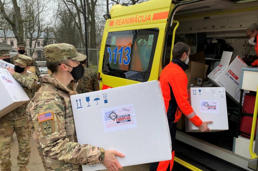 Военные США помогли больным Латвии