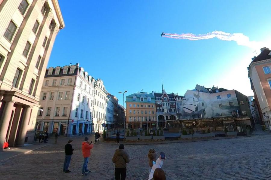 Латвийские ВВС распылили в небе государственный флаг (ВИДЕО)
