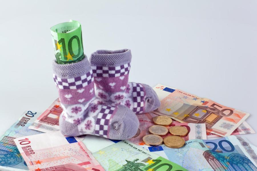 В Латвии меняется схема выплат семейного пособия и родительских отпусков