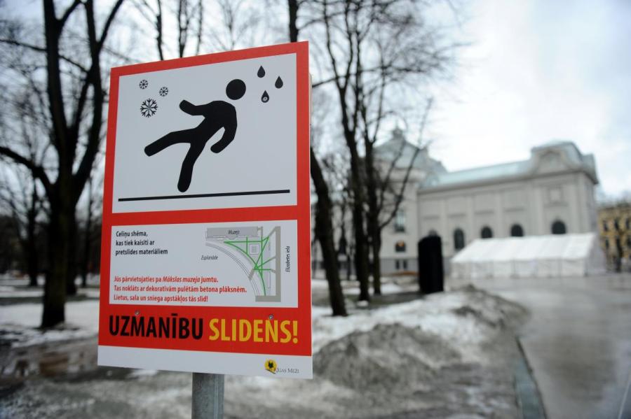 24 человека получили травмы на скользких тротуарах городов Латвии