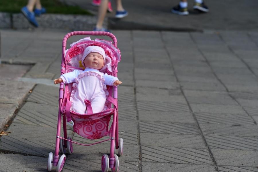 В Латвии усложнили процедуру усыновления детей иностранцами