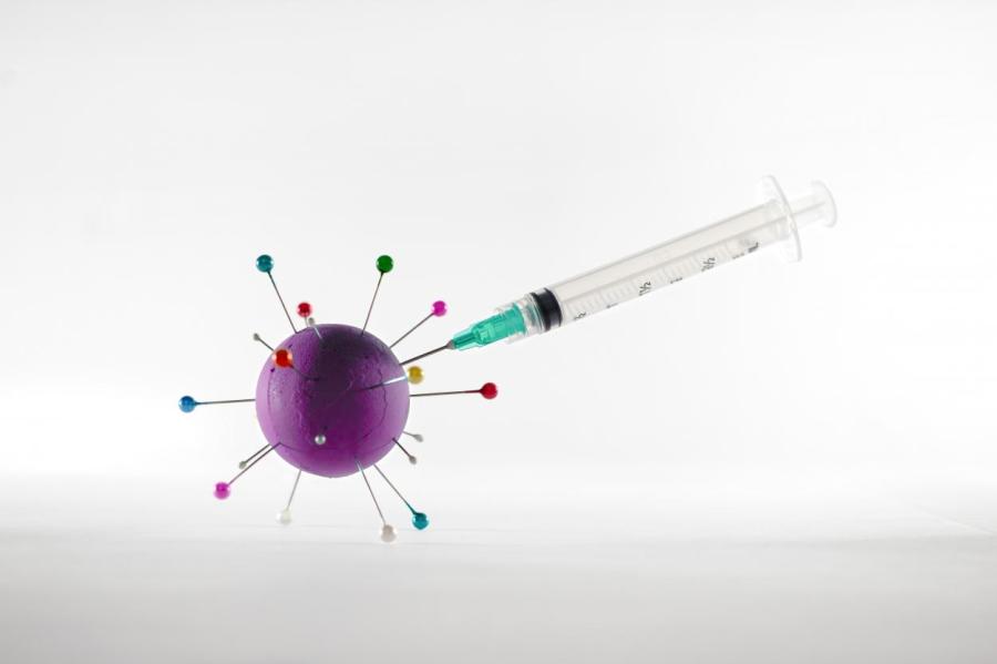 В США создали вакцину, которая работает против всех штаммов коронавируса