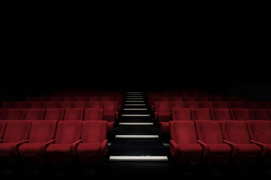 За год число посетителей кинотеатров упало на 50%