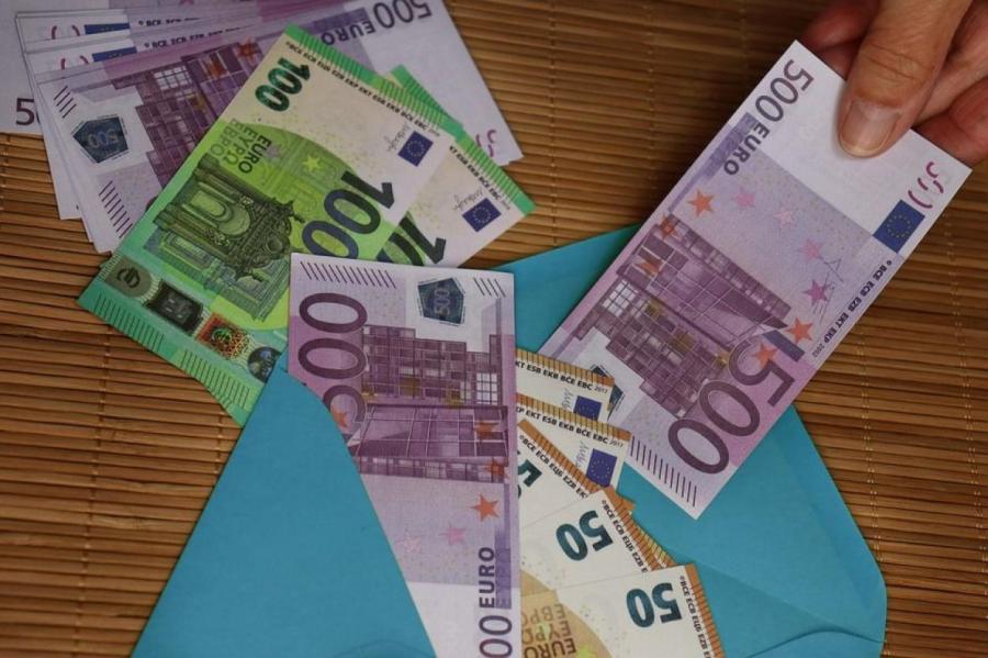 Экономист объяснил, почему в Латвии платят зарплату в конверте
