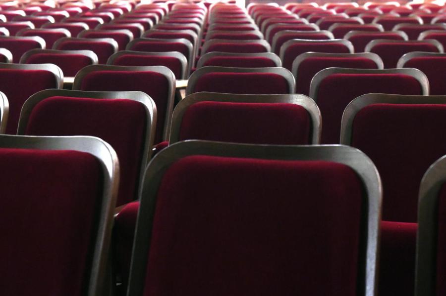 Значительно сократилось количество зрителей в латвийских театрах