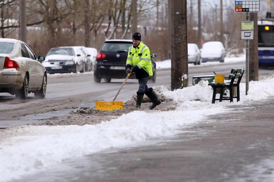 Снег и обледенение осложняют условия движения по дорогам