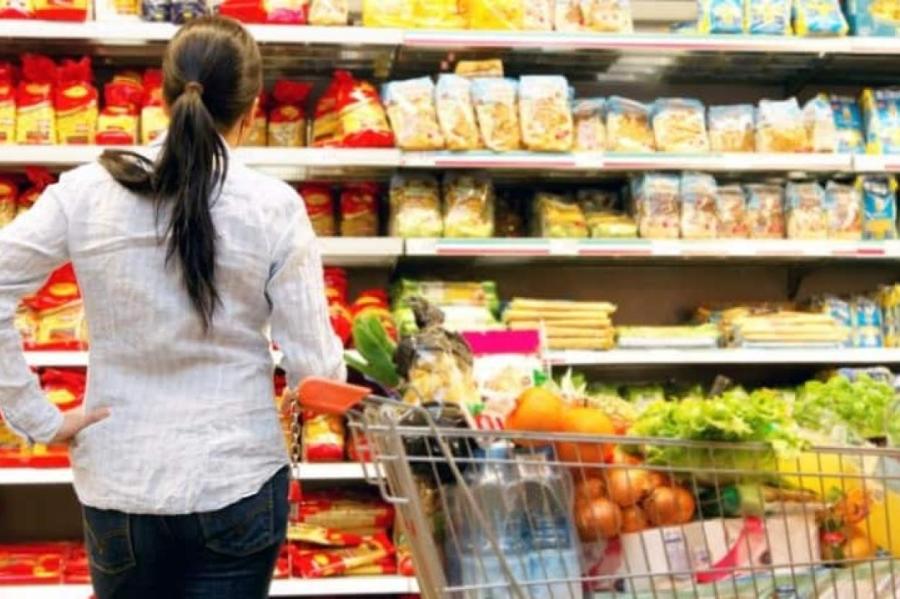 Эксперт бьет тревогу: продукты питания в Латвии дороже, чем где-либо в ЕС