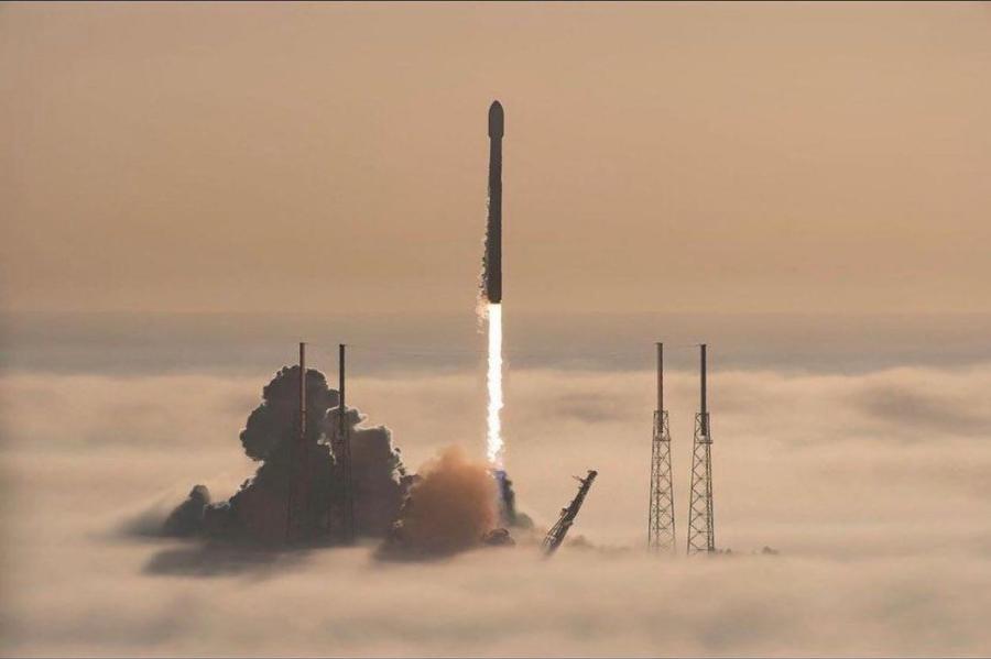 Первая ступень Falcon 9 совершила успешную посадку на плавучую платформу