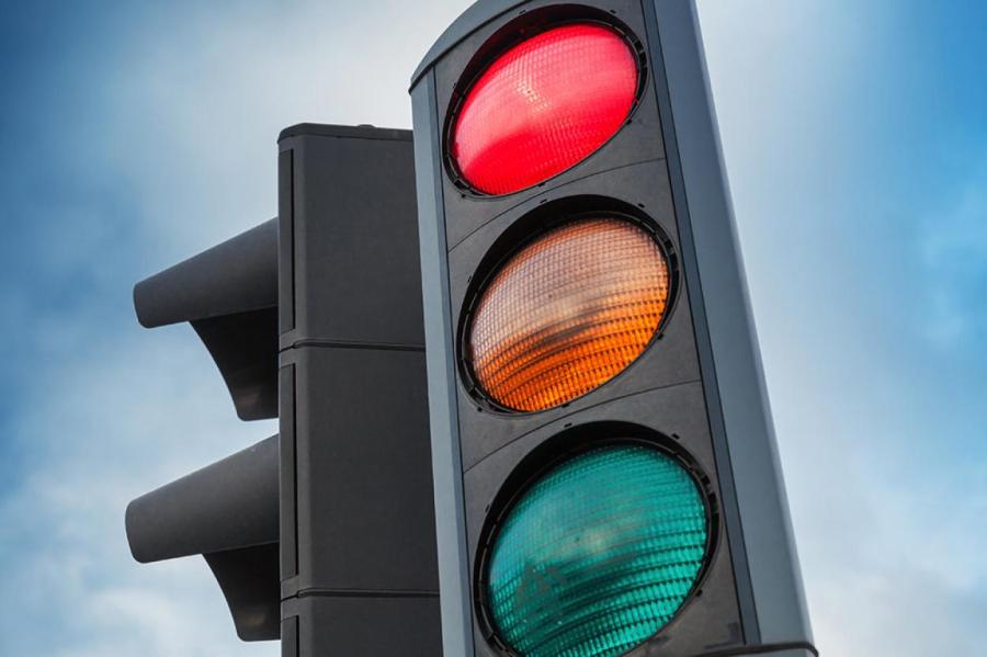 В Риге установлен светофор, фиксирующий проезд на красный: 9000 нарушений в год!