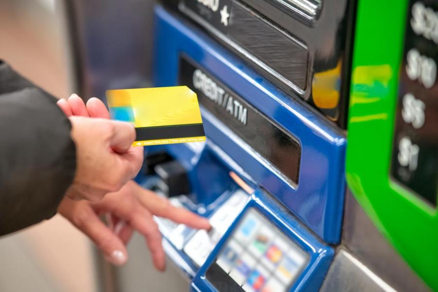Специалист объяснила, почему нужно забирать чеки на кассе и в банкоматах
