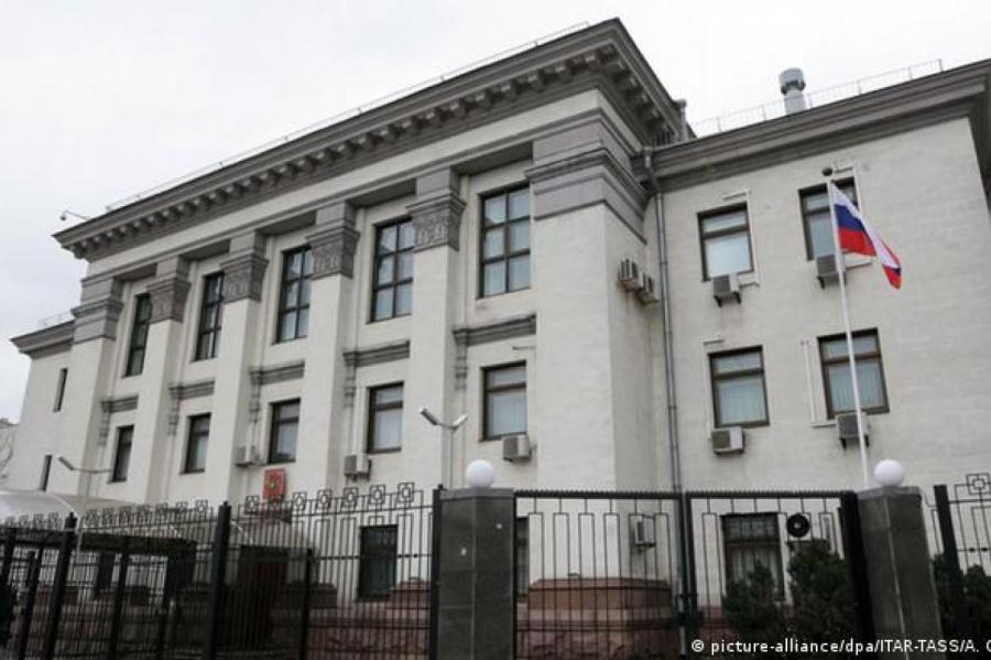 Российские дипломаты начали покидать Украину, сообщил источник
