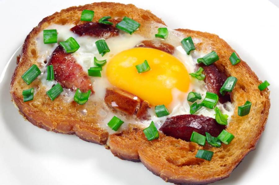 Горячие бутерброды с яйцом и сыром на сковороде - рецепт с фото
