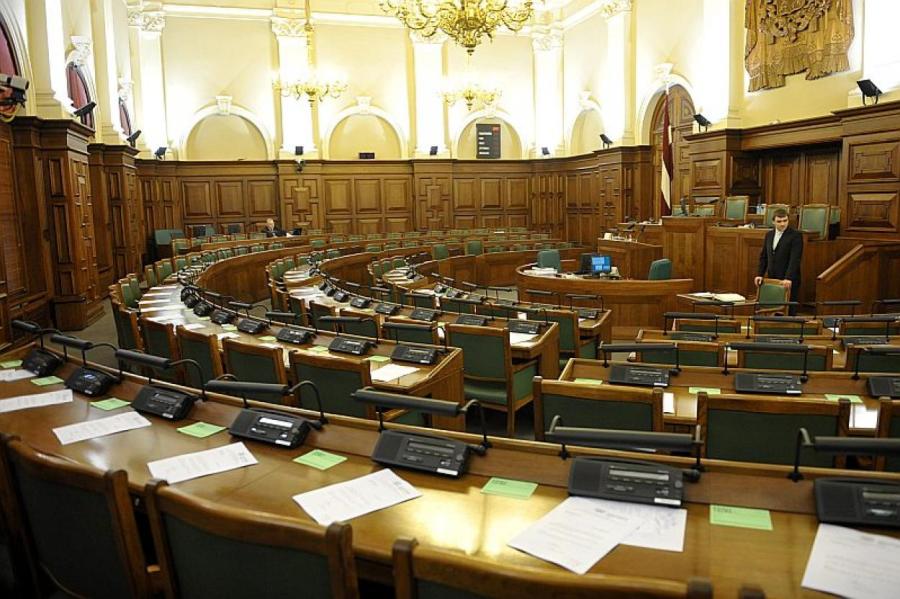 «Все это выглядит жалко» - депутатов Сейма обвинили в политической проституции