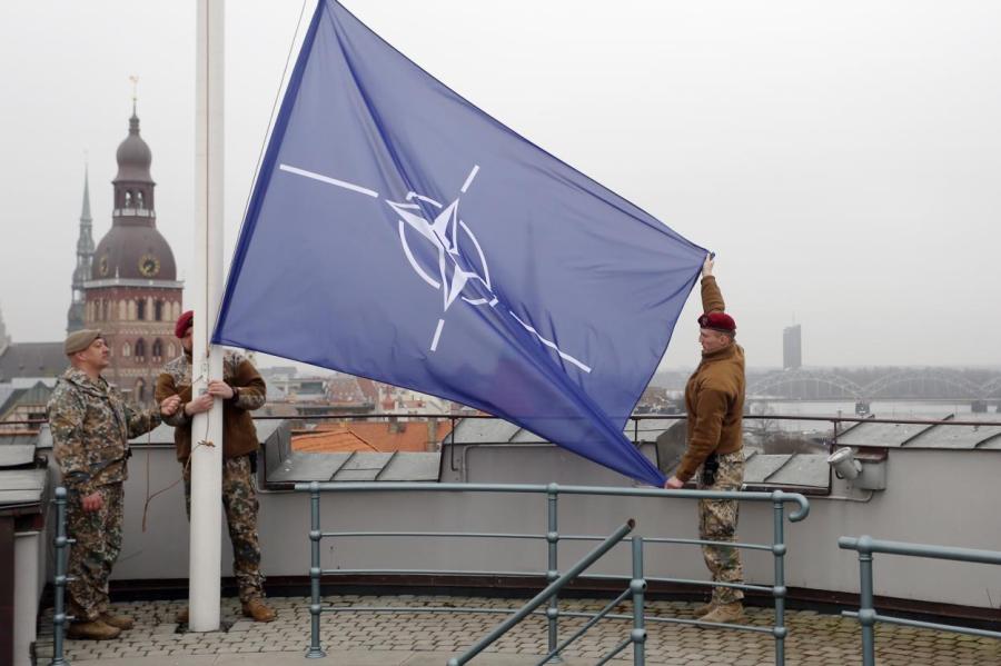 Ни одна страна НАТО не говорит о выводе войск из стран Балтии - командующий НВС