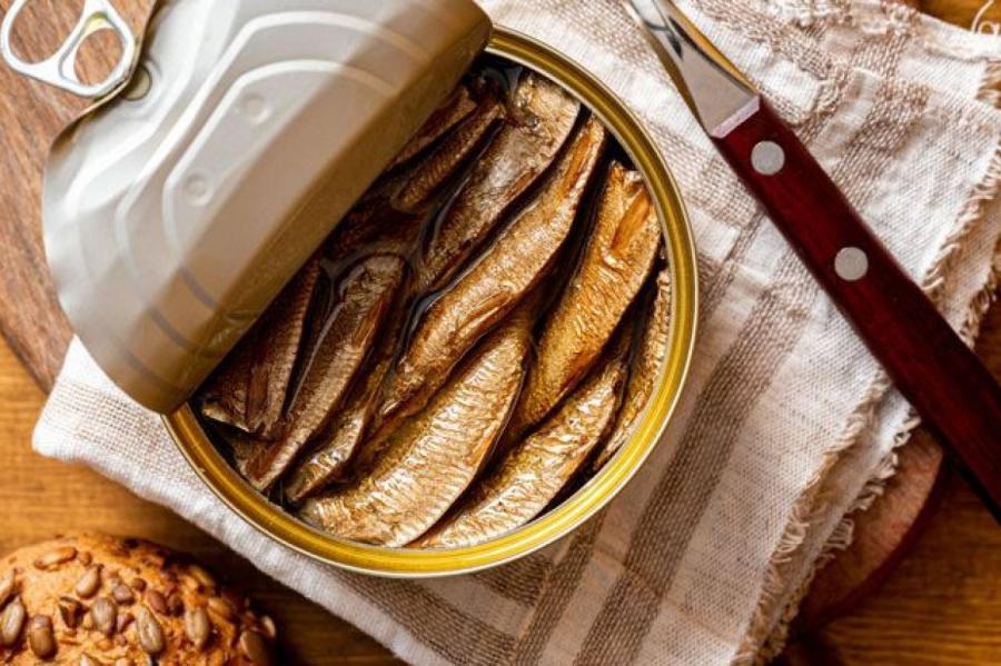 Шпроты «на закусь» и не только: что готовить из банки копчёных рыбок (+ рецепты)