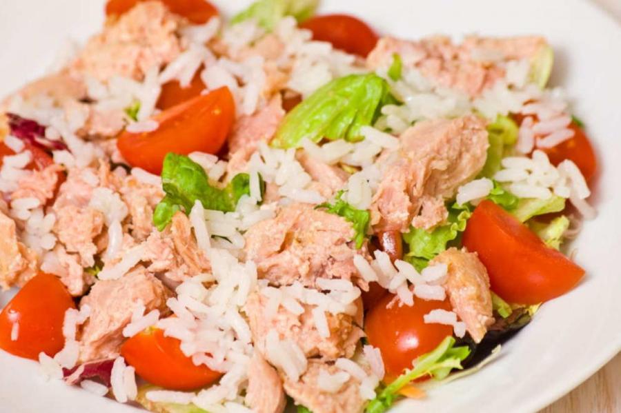 Готовим быстро: лёгкий салат с тунцом и рисом на обед