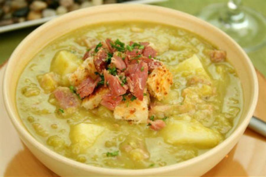 Гороховый суп с ветчиной и луком на обед