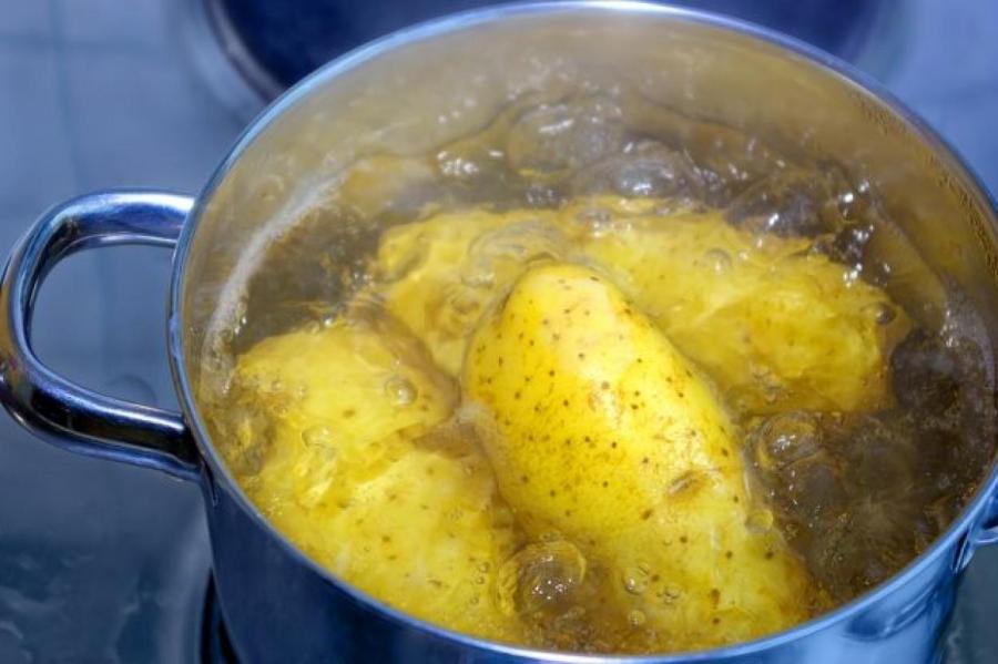 Почему картошка чернеет после варки?