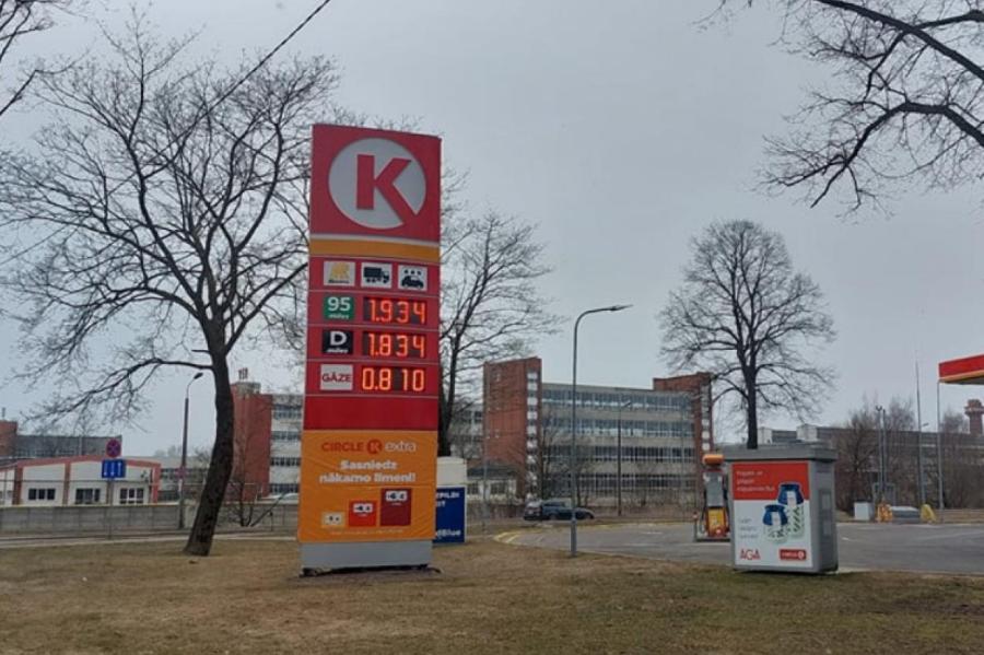 Цены на бензин растут уже по часам. Cкоро надо будет платить по 2 евро за литр?