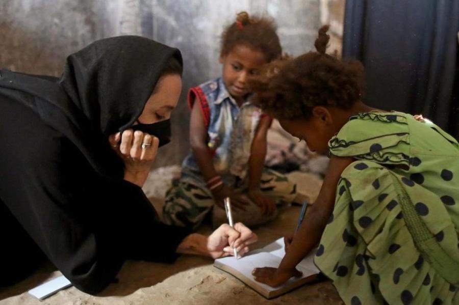 Анджелина Джоли опубликовала кадры из Йемена, там тоже идет война
