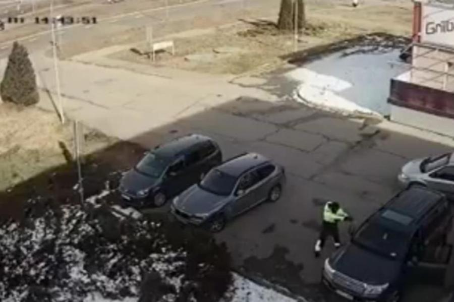 Хладнокровный расстрел человека сегодня в Плявники попал на видео (18+)