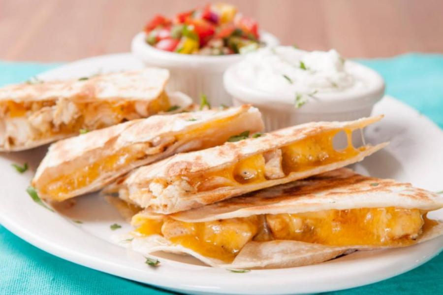 Кесадильи с курицей и чеддером: завтрак по-мексикански