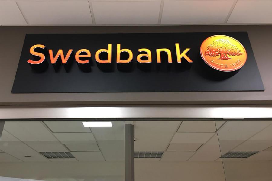 Swedbank поднимает цены на платежные карты в Латвии на 20 процентов