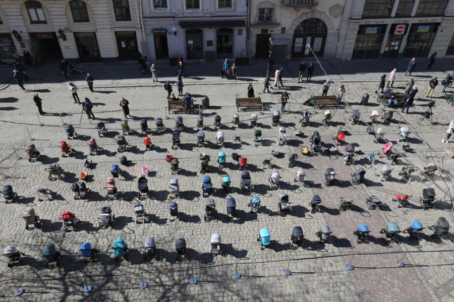 «Страшная цена войны»: во Львове выставили 109 пустых колясок в память об убитых