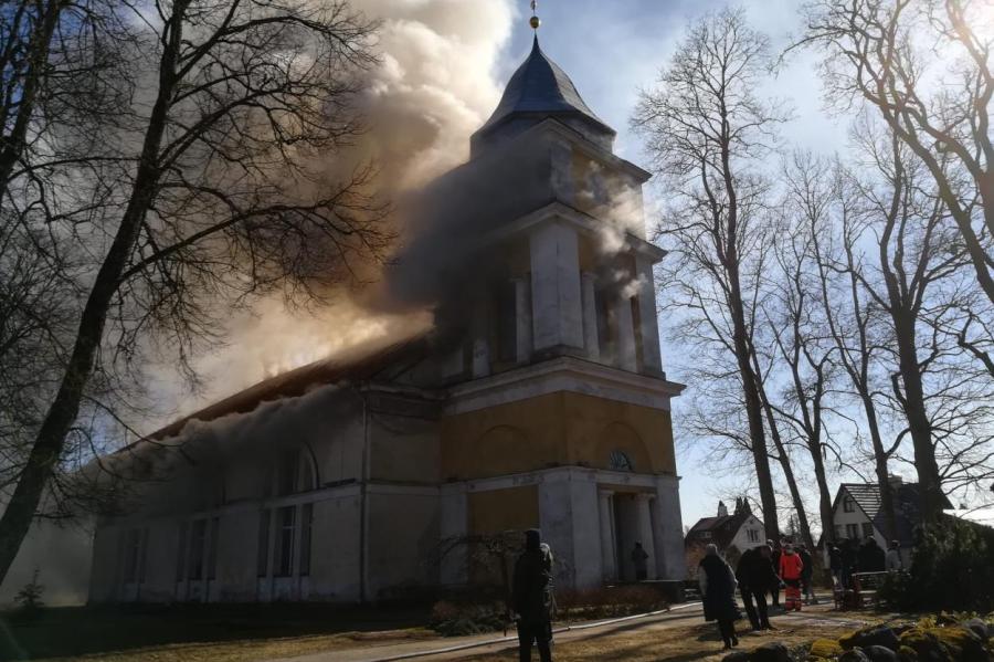 Пожар в прямом эфире: в Латвии загорелся храм после слов об убийствах (ВИДЕО)