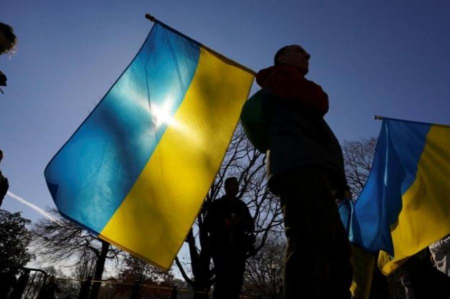 Полиция начала проверку после повреждения плаката в поддержку Украины в Риге