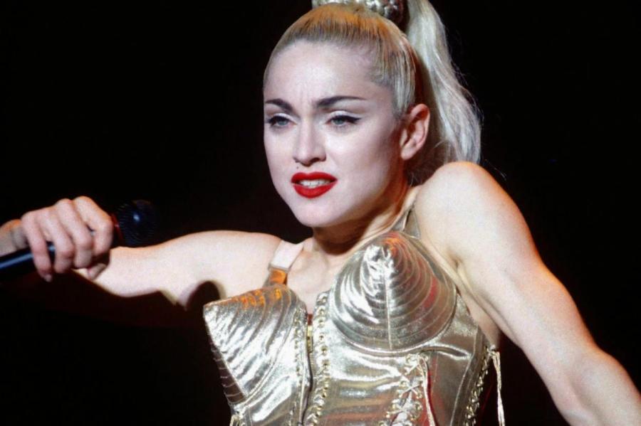 63-летнюю Мадонну подловили в клубе в обнимку с 24-летним актером