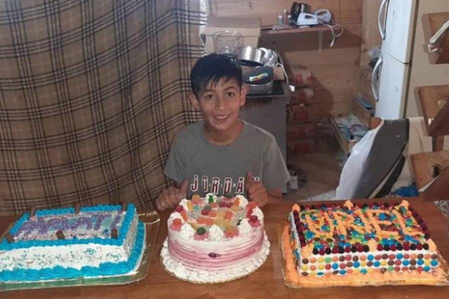 10-летний мальчик делает из тортов шедевры