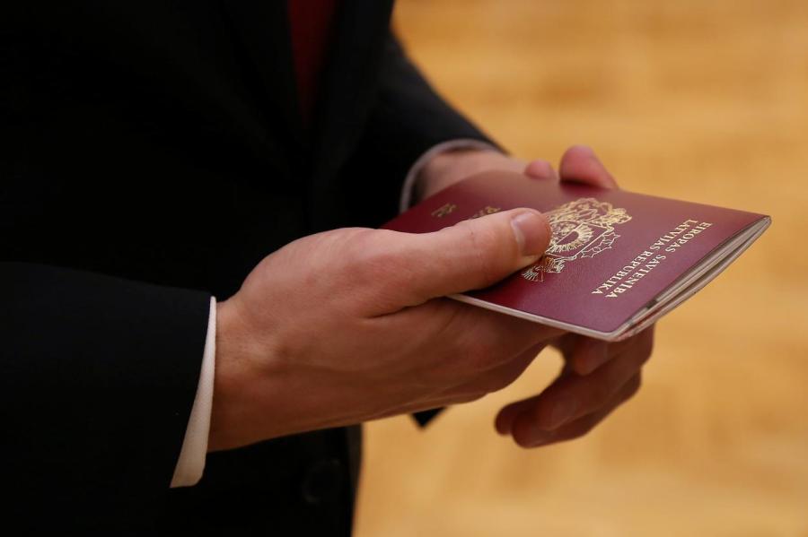 Почему получение паспорта в Латвии стало такой головной болью?